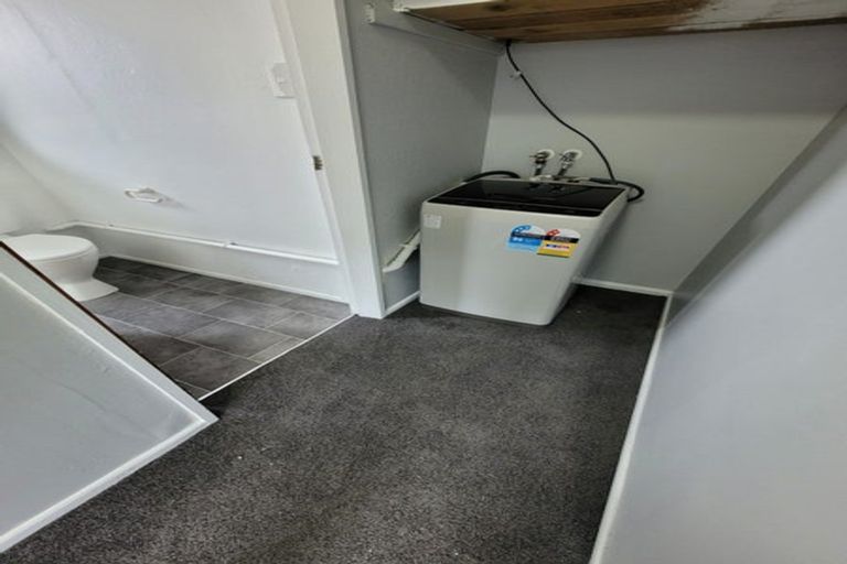 Photo of property in 15 Edgecombe Street, Newlands, Wellington, 6037