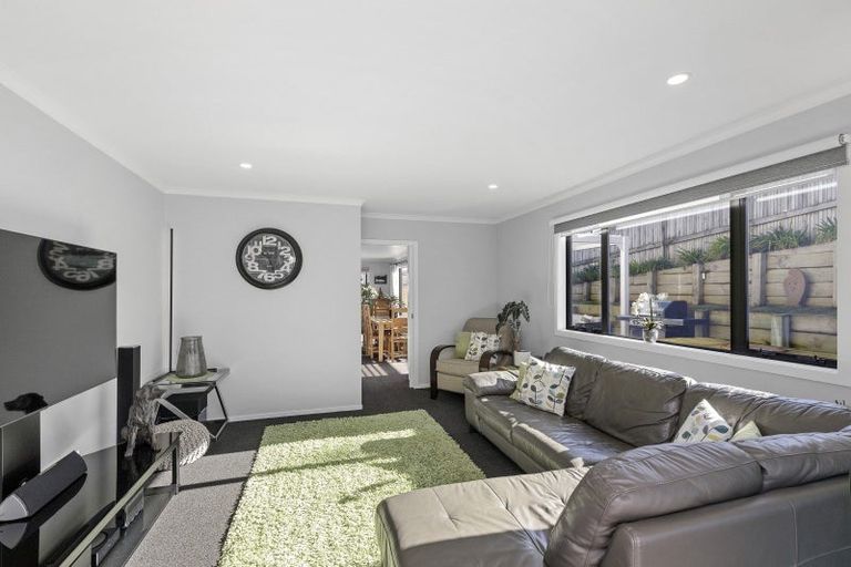 Photo of property in 32 Lanyon Place, Whitby, Porirua, 5024