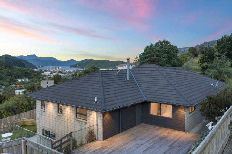 Photo of property in 6 West Terrace, Picton, 7220