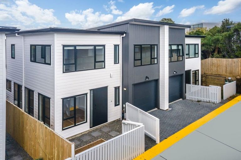 Photo of property in 43d Mirrabooka Avenue, Botany Downs, Auckland, 2010