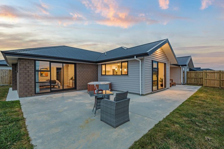 Photo of property in 20 Atlantic Drive, Fitzherbert, Palmerston North, 4410
