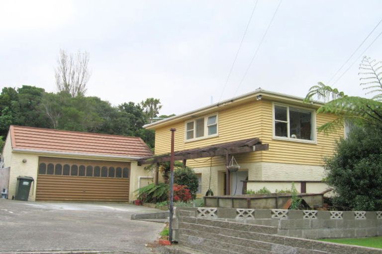 Photo of property in 1 Julia Place, Tawa, Wellington, 5028