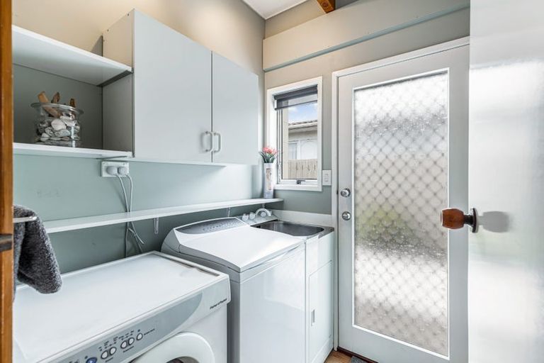 Photo of property in 1/2 Edwards Avenue, Henderson, Auckland, 0610