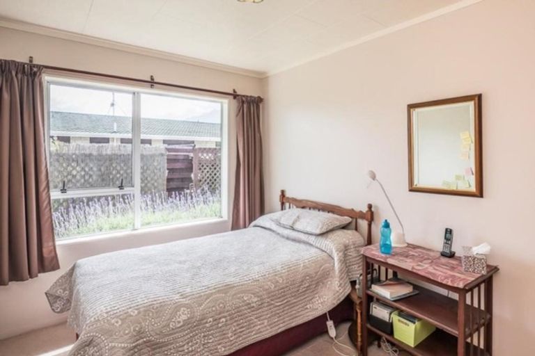 Photo of property in 60 Rewarewa Crescent, Waikanae, 5036