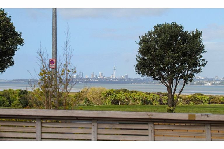 Photo of property in 1/470 Te Atatu Road, Te Atatu Peninsula, Auckland, 0610
