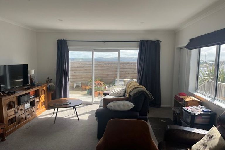 Photo of property in 3 Balmain Street, Newlands, Wellington, 6037