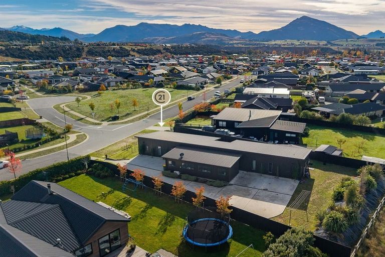 Photo of property in 19 Kingfisher Crescent, Albert Town, Wanaka, 9305