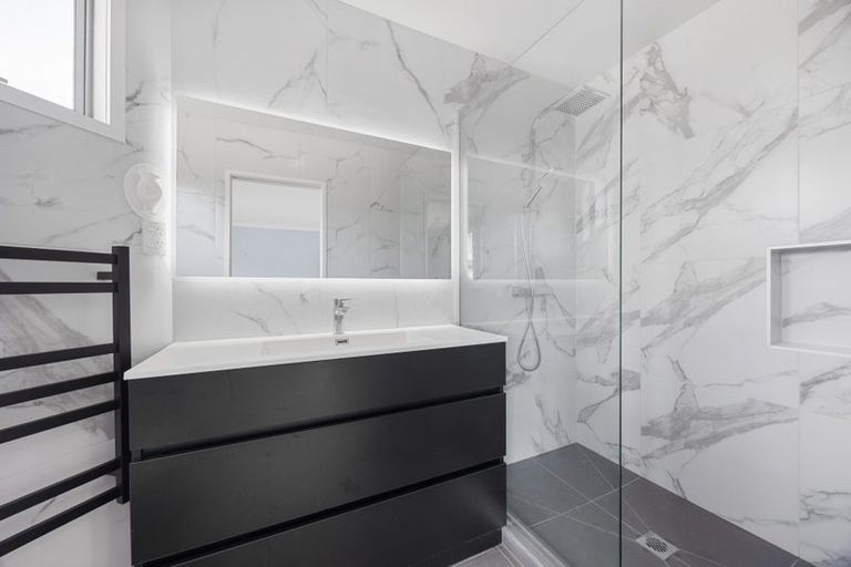Photo of property in 10 Lupetti Rise, West Harbour, Auckland, 0618