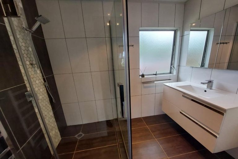 Photo of property in 1/59 Santiago Crescent, Unsworth Heights, Auckland, 0632