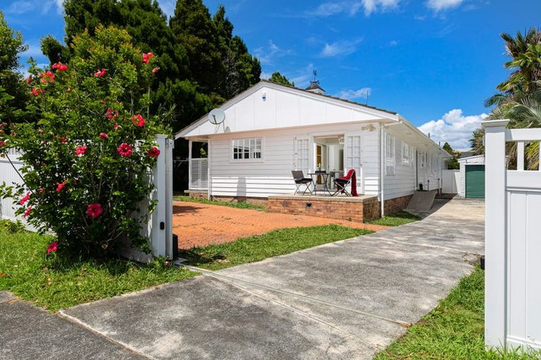 Photo of property in 1 Miltonia Avenue, Te Atatu South, Auckland, 0610