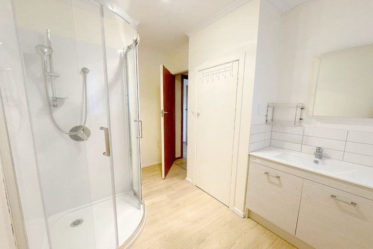 Photo of property in 35 Exmouth Road, Northcote, Auckland, 0627