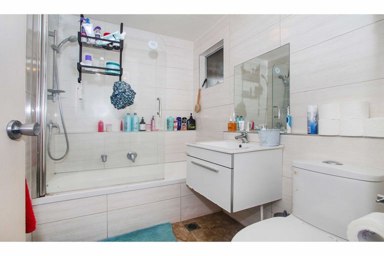 Photo of property in 1/52 Pupuke Road, Hillcrest, Auckland, 0627