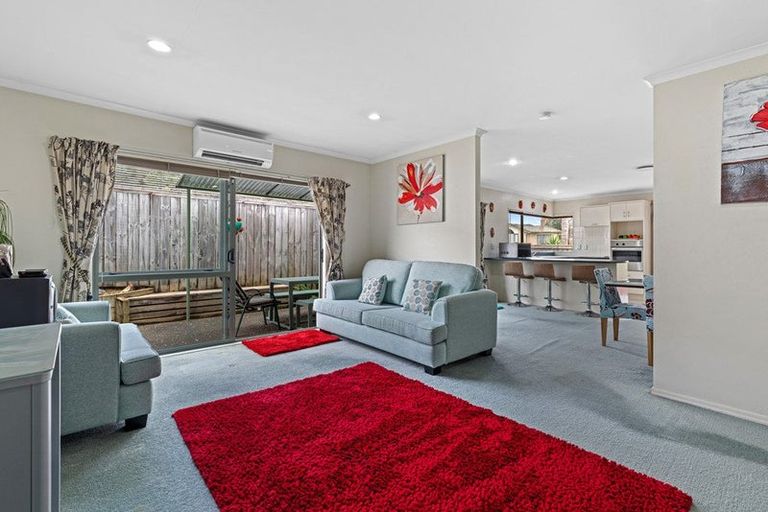 Photo of property in 6 Reybert Place, Massey, Auckland, 0614