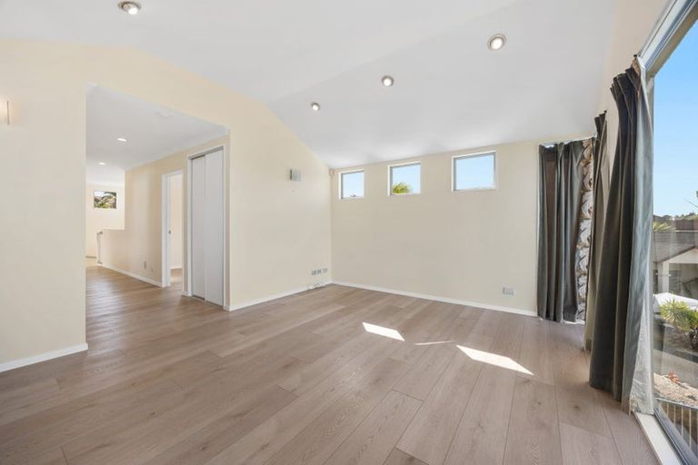 Photo of property in 10 Lupetti Rise, West Harbour, Auckland, 0618