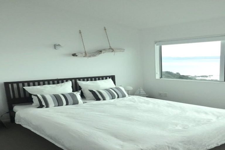 Photo of property in 15a Fortification Road, Karaka Bays, Wellington, 6022