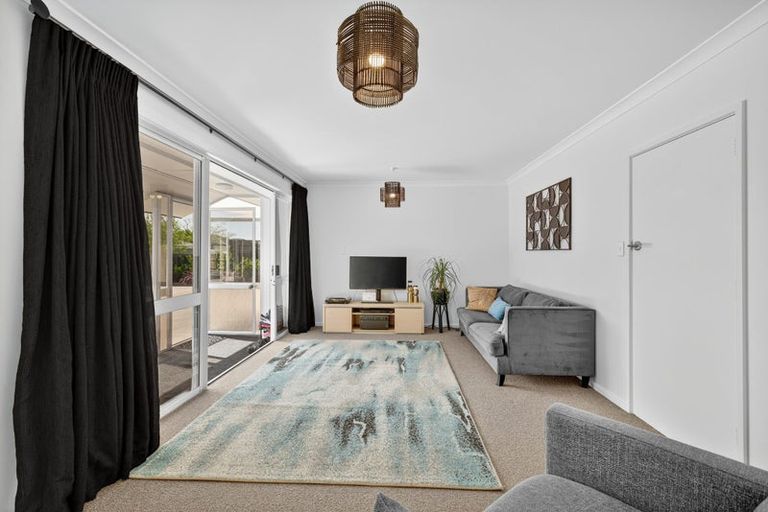 Photo of property in 100 Avondale Road, Avondale, Christchurch, 8061