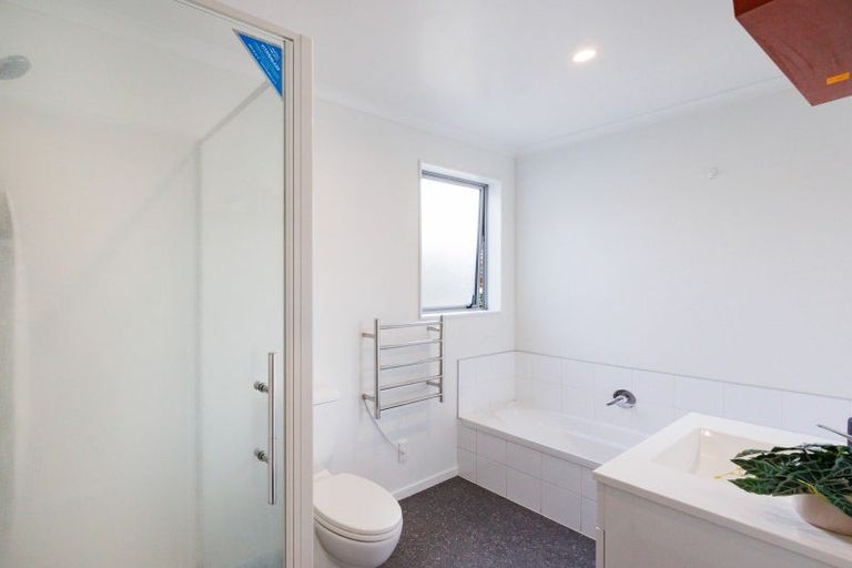 Photo of property in 56 Exeter Crescent, Takaro, Palmerston North, 4412