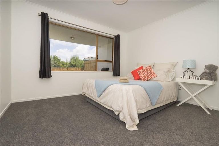 Photo of property in 70 Taikata Road, Te Atatu Peninsula, Auckland, 0610