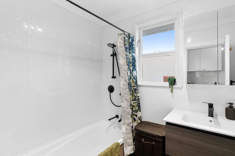 Photo of property in 2 Quinn Road, Levin, 5510