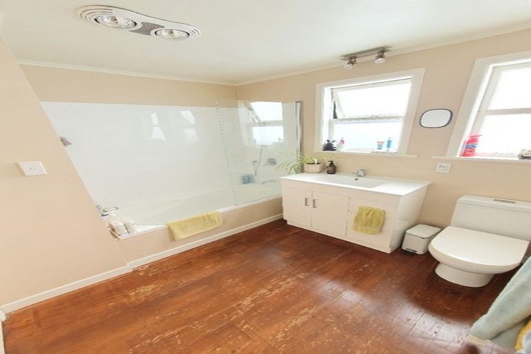 Photo of property in 10 Kororo Street, Northcote, Auckland, 0627