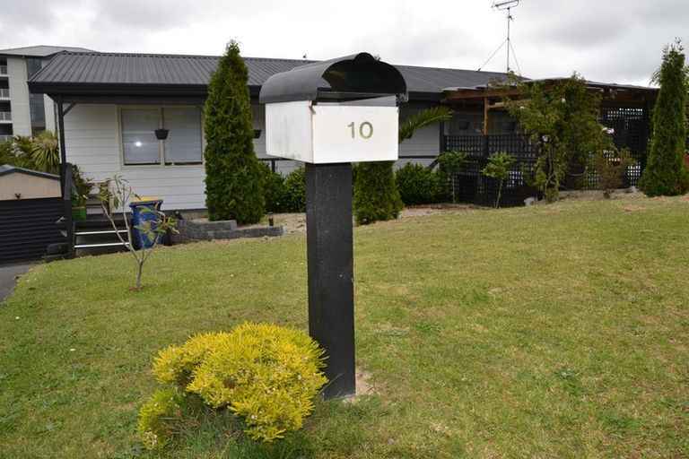 Photo of property in 10 Rook Place, Unsworth Heights, Auckland, 0632