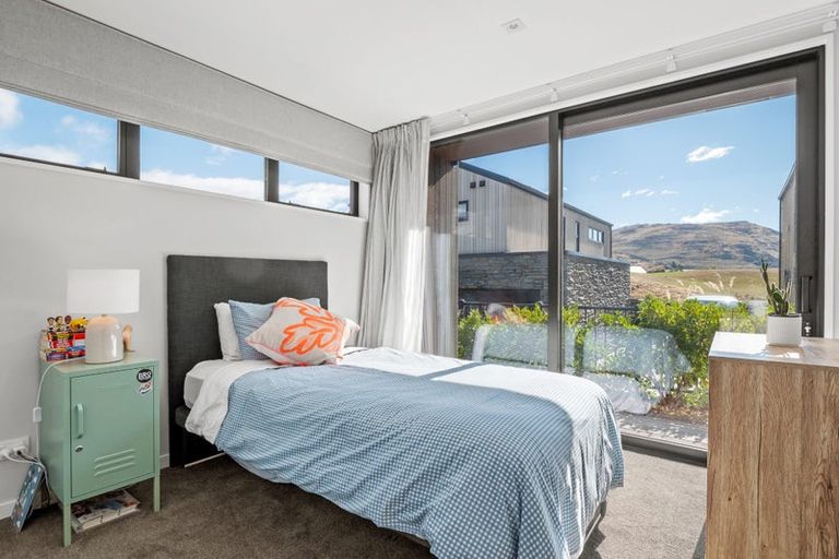 Photo of property in 2 Eichardt Place, Jacks Point, 9371