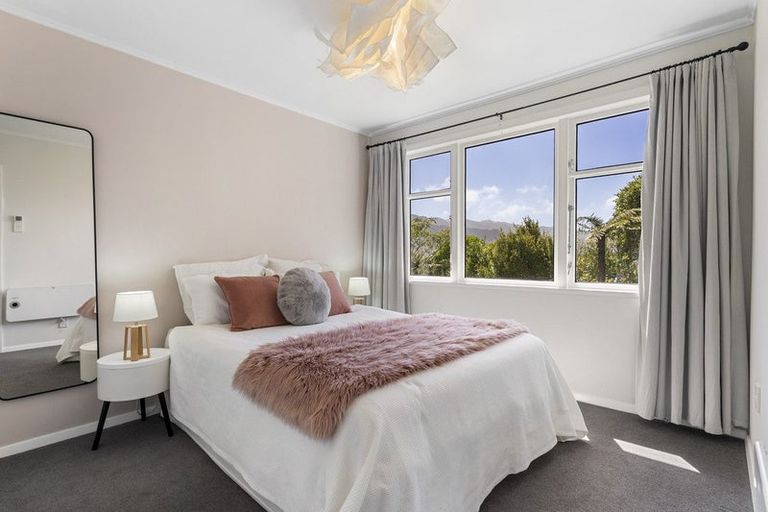 Photo of property in 39 Taylor Terrace, Tawa, Wellington, 5028