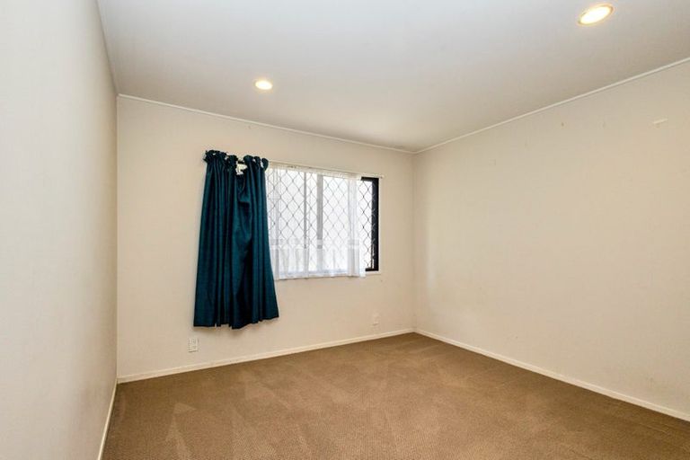 Photo of property in 20 Gillard Place, Eastern Beach, Auckland, 2012
