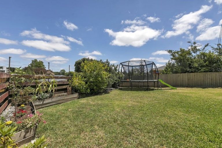 Photo of property in 2/15 Sunward Rise, Glenfield, Auckland, 0629