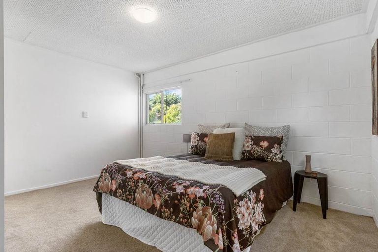 Photo of property in 1/64 Parker Avenue, Titirangi, Auckland, 0604