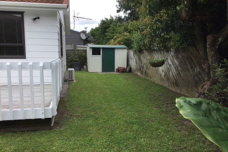 Photo of property in 7 Vardon Road, Green Bay, Auckland, 0604