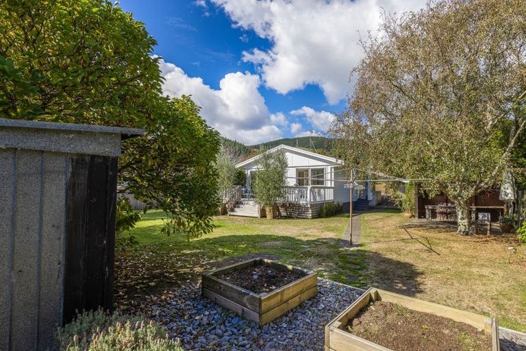 Photo of property in 22 Kaitawa Crescent, Paraparaumu, 5032