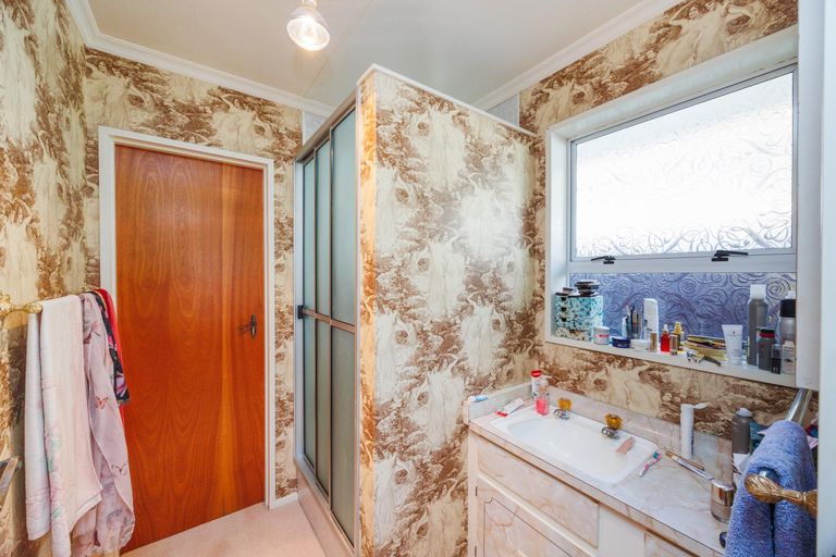 Photo of property in 18 Caulfield Place, Awapuni, Palmerston North, 4412
