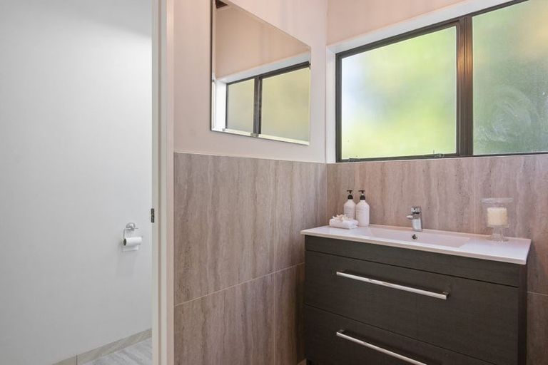 Photo of property in 7a Ellangowan Road, Waiake, Auckland, 0630