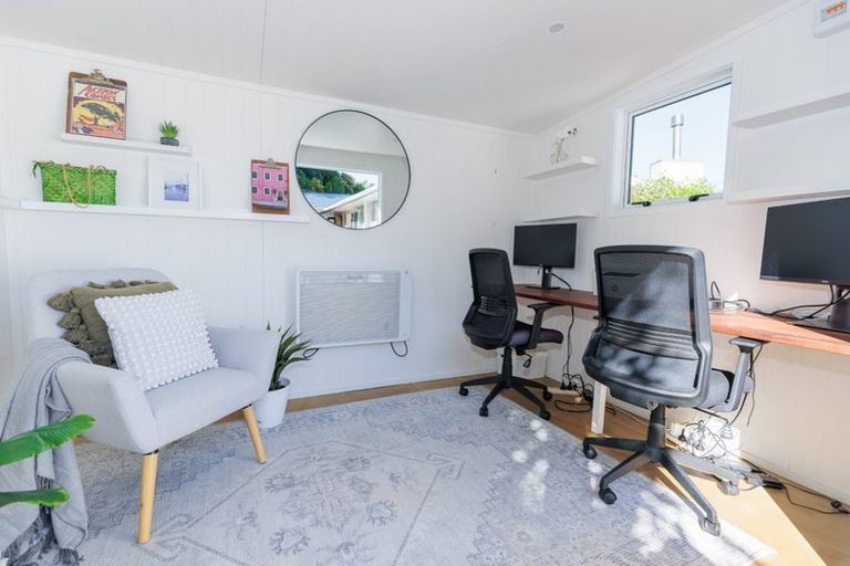 Photo of property in 10 Cotswold Crescent, Newlands, Wellington, 6037