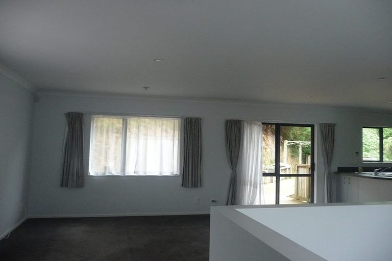 Photo of property in 4 Stella Grove, Newlands, Wellington, 6037