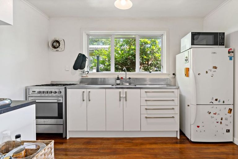 Photo of property in 23 Taipari Road, Te Atatu Peninsula, Auckland, 0610