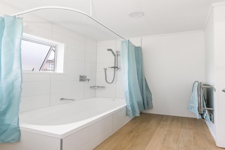 Photo of property in 2/39 Fairmount Road, Titirangi, Auckland, 0604