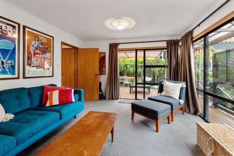 Photo of property in 1/18 The Esplanade, Castor Bay, Auckland, 0620