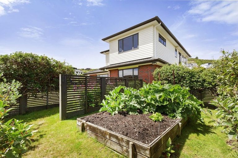 Photo of property in 189 Woodman Drive, Tawa, Wellington, 5028
