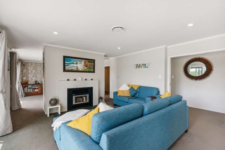 Photo of property in 17 Millbrook Drive, Waiuku, 2683