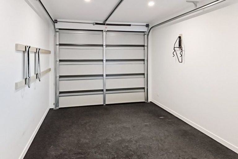 Photo of property in 10 Kuaha Road, Massey, Auckland, 0614