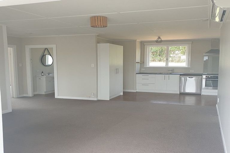 Photo of property in 15 Awaroa Road, Helensville, 0800