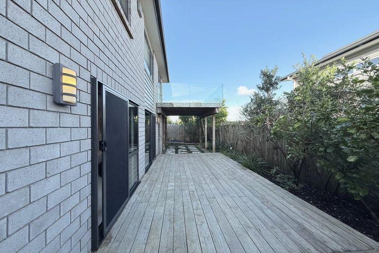 Photo of property in 137 Luckens Road, West Harbour, Auckland, 0618