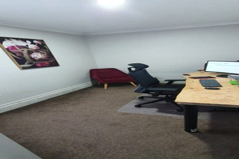 Photo of property in 2/34 Valley View Road, Glenfield, Auckland, 0629