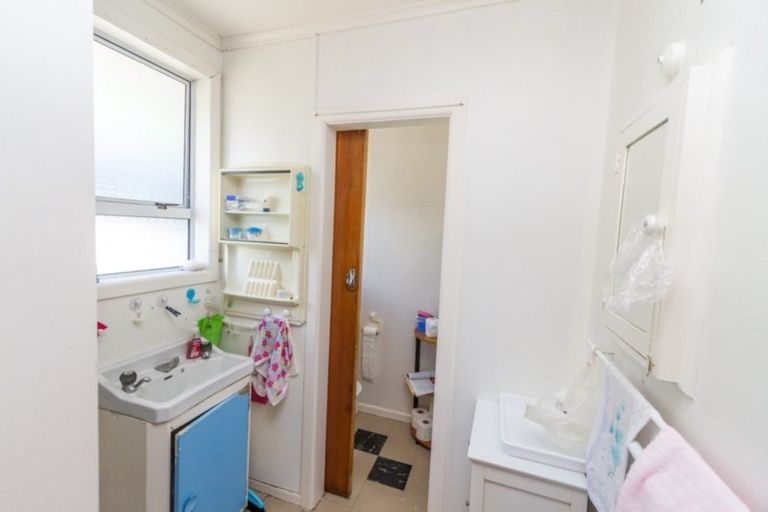 Photo of property in 1/10 Mckelvey Place, Tawa, Wellington, 5028