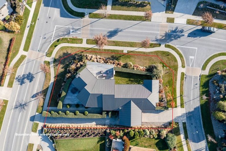 Photo of property in 2 Urquhart Place, Wanaka, 9305