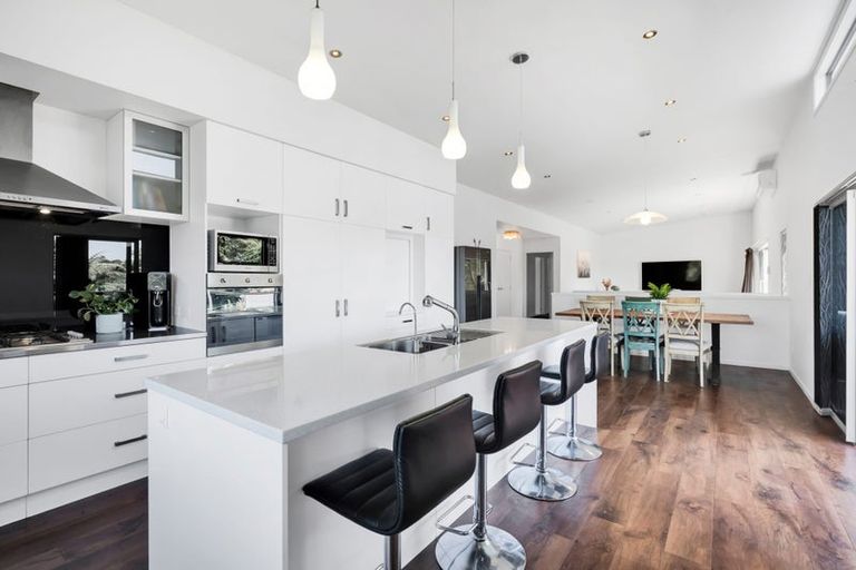 Photo of property in 82 Awanui Street, Merrilands, New Plymouth, 4312