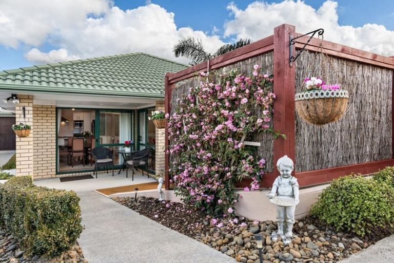 Photo of property in 15 Ina Ville Drive, Pukekohe, 2120