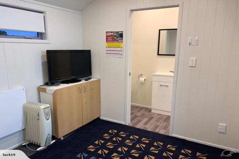 Photo of property in 28 Golf Road, New Lynn, Auckland, 0600